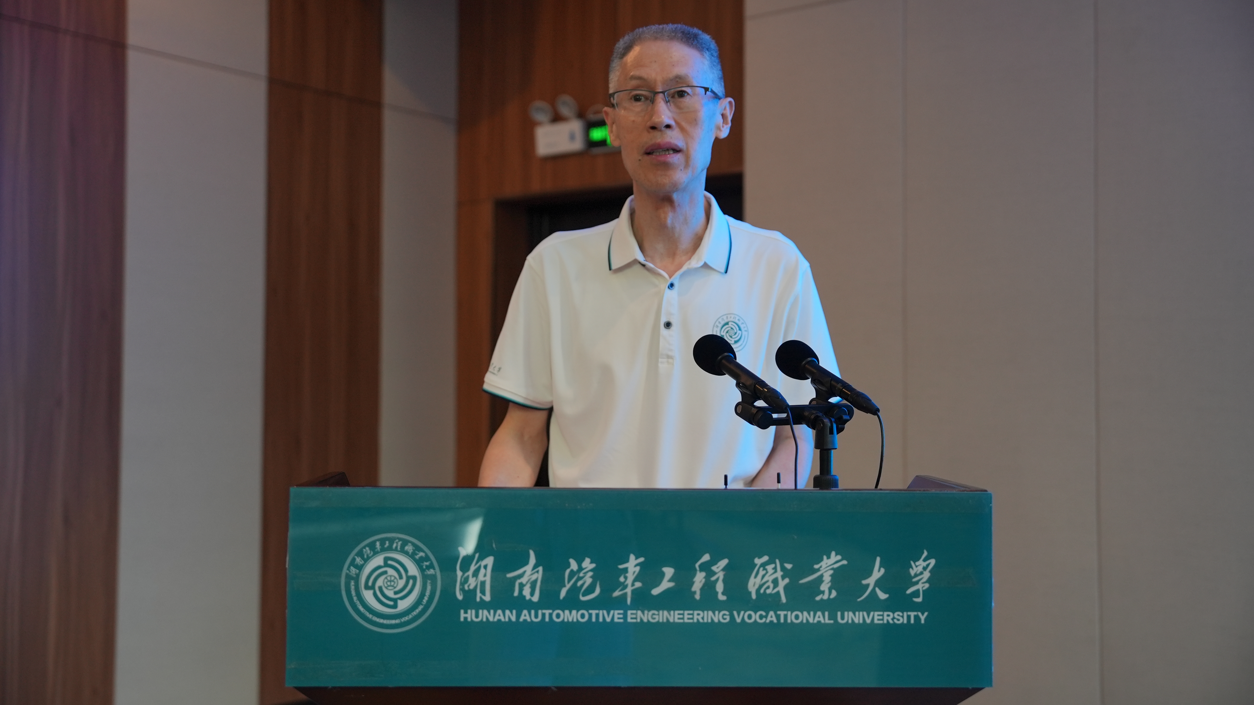 1.党委副书记、校长尹万建致辞.JPG