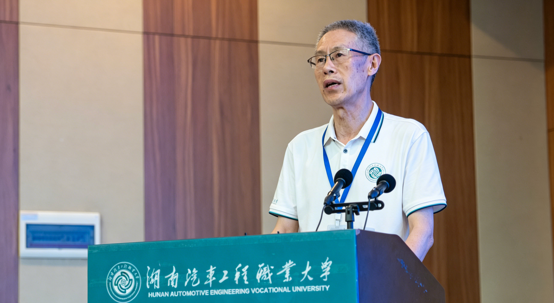 09-湖南汽车工程职业大学党委副书记、校长尹万建宣读论坛倡议2.png 09-湖南汽车工程职业大学党委副书记、校长尹万建宣读论坛倡议2.png