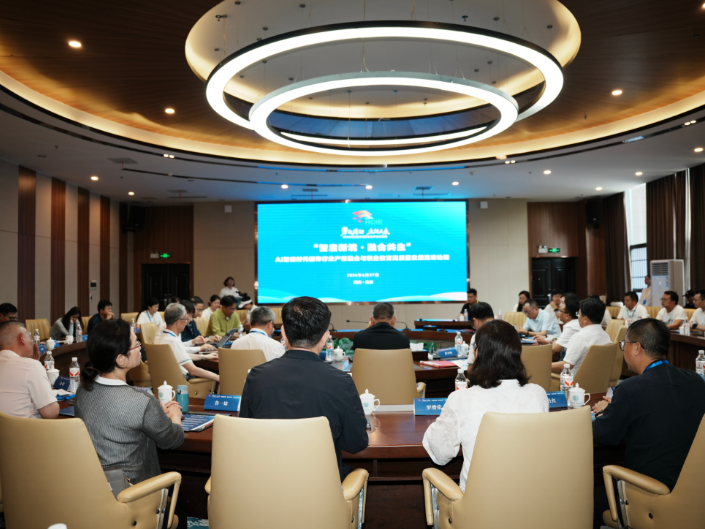 湖南汽车工程职大：AI智能时代服饰行业产教融合高峰论坛在成功举办