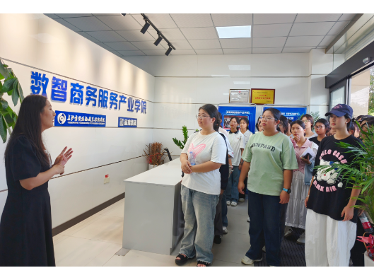 触摸职业脉搏，这所高校把新生入学教育第一课开进产业学院