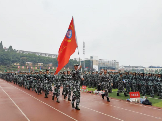 无惧风雨！湖南工程职院圆满完成2025级新生军训拉练任务