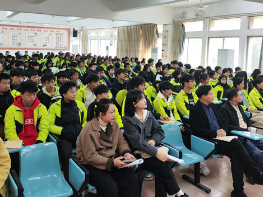 江华瑶族自治县举行优秀青年创新创业事迹报告会