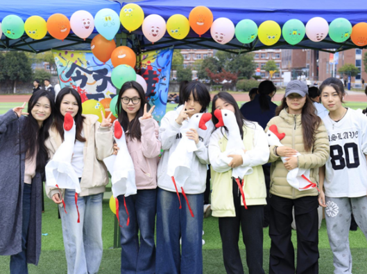 张家界航院：首届“一站式”学生社区文化艺术节游园会暨草地音乐节圆满举行