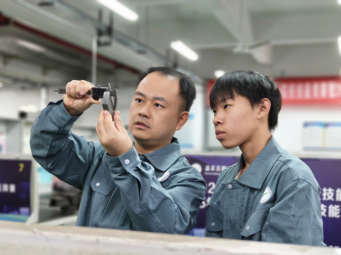 嘉禾职中段金郴老师指导学生李想对工件进行尺寸测量规范讲解.jpg 嘉禾职中段金郴老师指导学生李想对工件进行尺寸测量规范讲解.jpg