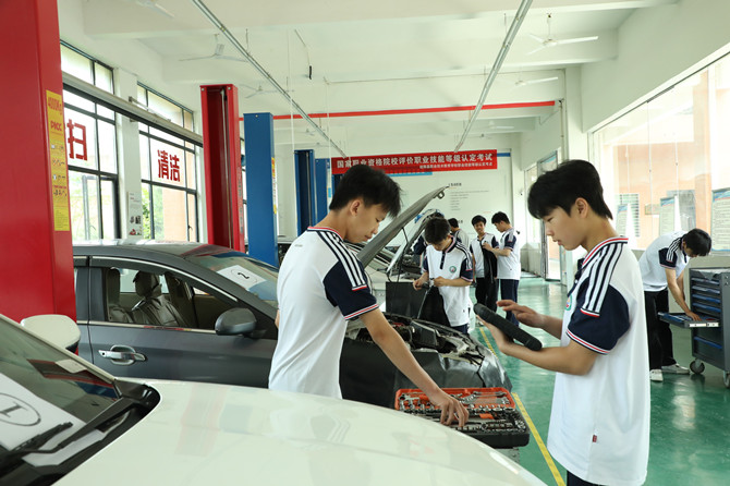 桂阳职中汽修实训室学生实训现场.jpg 桂阳职中汽修实训室学生实训现场.jpg