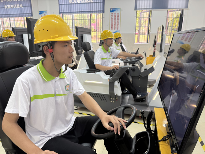 汝城职中学生在中国中铁精准扶贫技能教育培训基地实训1.jpg 汝城职中学生在中国中铁精准扶贫技能教育培训基地实训1.jpg