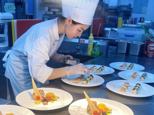 头盘启初心 主菜炼锋芒——记湖南化工职业技术学院学子匡鹏娜的技能成长之路