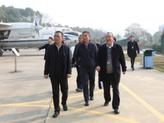 民航中南地区管理局副局长奚亚东来长沙航院调研