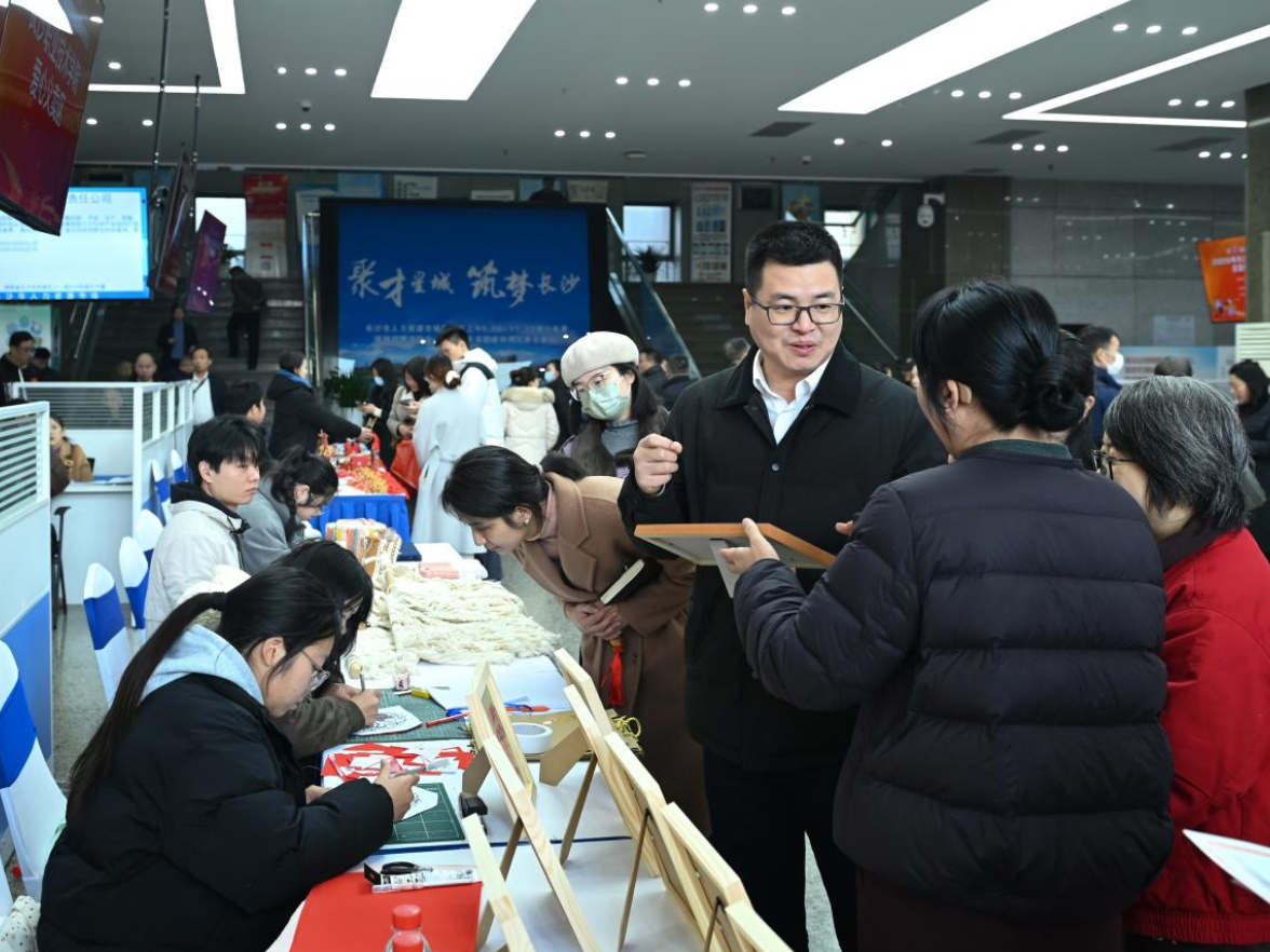 长沙职院助力就业援助月： 爱心义卖搭平台，手语服务促就业