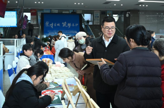 长沙职院助力就业援助月： 爱心义卖搭平台，手语服务促就业