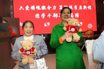 C位归“她”！长沙商贸旅游职院用“C位反转” 致谢保洁宿管阿姨