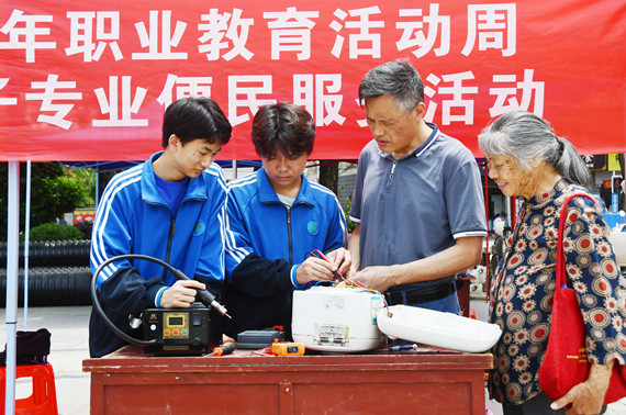 5月14日，湖南省永州市江永县知青广场，县职业中专学校电子专业师生在为市民义务修理家用电器。田如瑞摄 (1).JPG