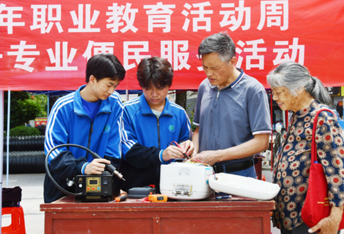 聚焦2025湖南职教周|点赞！江永县职业中专学生为市民义务修理电器
