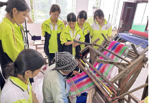 聚焦2025湖南职教周|江华职中：非遗瑶族织锦进校园，传承匠心技艺