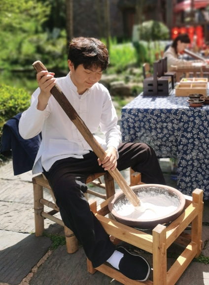 文峰在制作擂茶.png