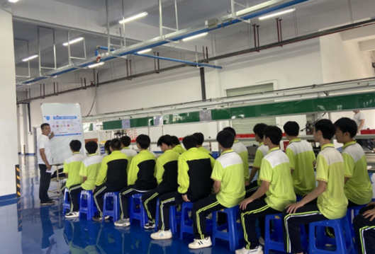 解锁车间里的 “知识密码”，江华职中机电专业师生走进企业一线