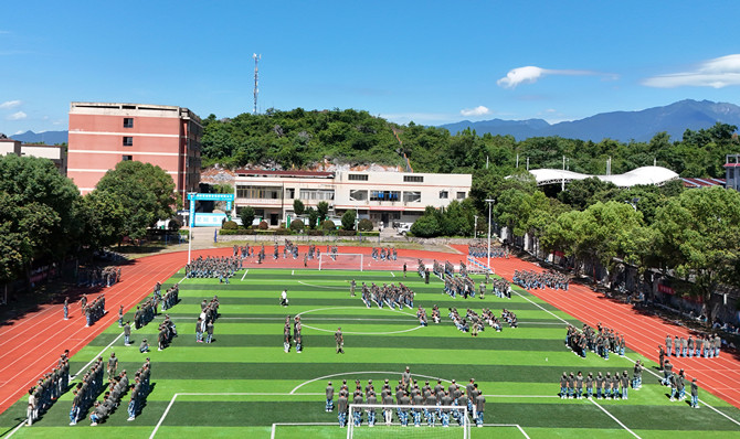 8月25日，湖南省永州市江永县职业中专学校，高一年级新生在参加军训。田如瑞摄 (2).JPG