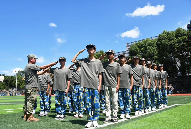 8月25日，湖南省永州市江永县职业中专学校，高一年级新生在参加军训。田如瑞摄 (8).JPG