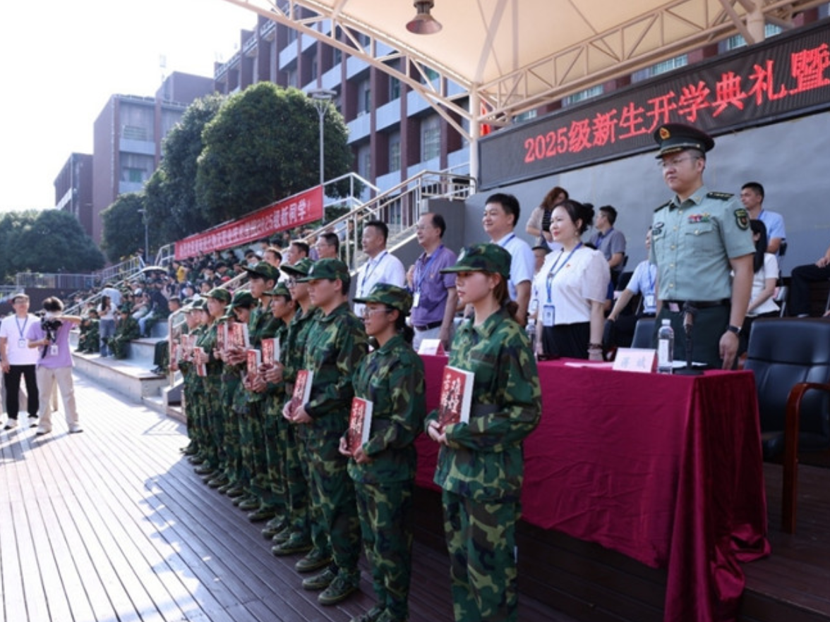 以书香传递信仰，湖南现代物流职业技术学院连续8年为新生赠书