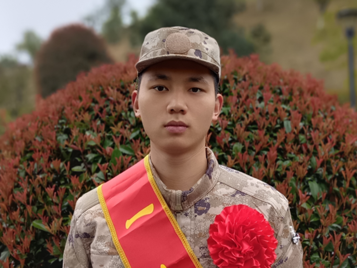 湖南现代物流职业技术学院学子齐泽宇：高擎战旗，光荣列阵受阅