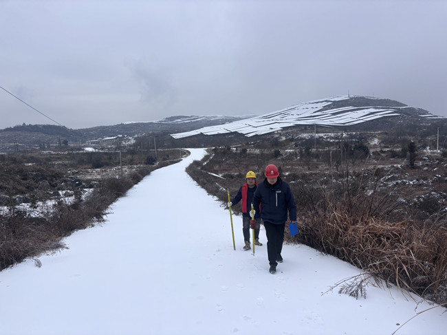 长沙电力职院毕业生在冰雪天气进入高海拔地区保供电（阳晓峰）.jpg