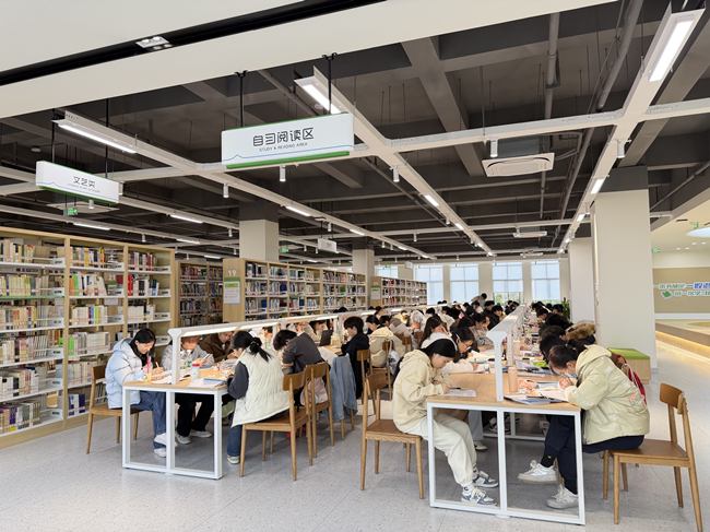 学生们沉浸在学习中.png 学生们沉浸在学习中.png