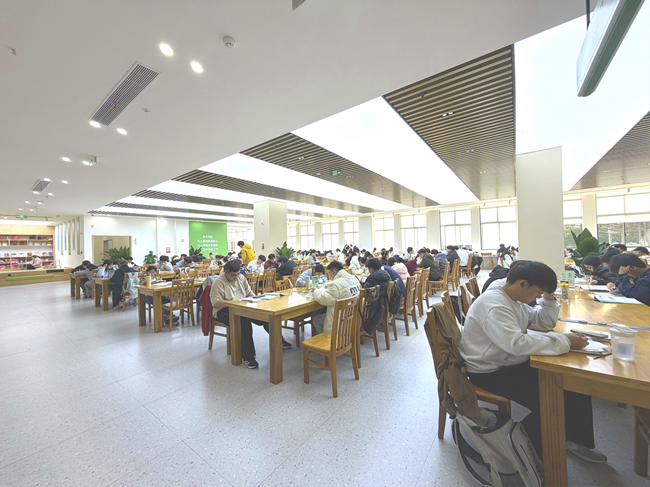 自习阅读区座无虚席.png 自习阅读区座无虚席.png