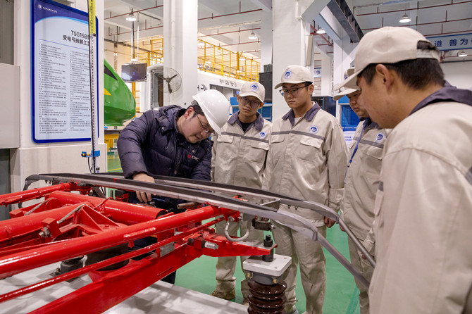 铁道机车运用与维护专业教师梁坤现场指导学生完成受电弓碳滑板厚度测量。.jpg 铁道机车运用与维护专业教师梁坤现场指导学生完成受电弓碳滑板厚度测量。.jpg