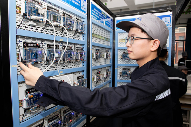 物联网技术应用专业的学生在老师指导下开展智能安防节点巡检实训.jpg 物联网技术应用专业的学生在老师指导下开展智能安防节点巡检实训.jpg