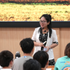 做学生心里的那盏灯——记湖南铁道职院思政教师贺彩霞