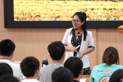 做学生心里的那盏灯——记湖南铁道职院思政教师贺彩霞