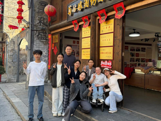 让一针一线绣出希望——娄底职院“益心湘伴”团队以湘绣助力残障学员就业
