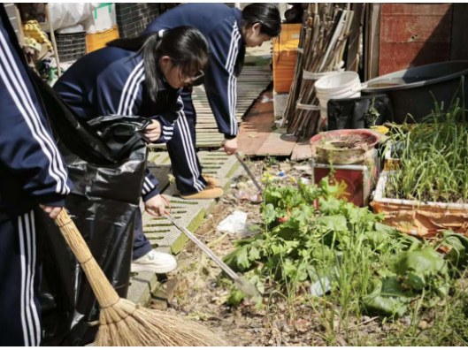 中方职中开展“爱路护路 我们在行动”学雷锋志愿服务活动