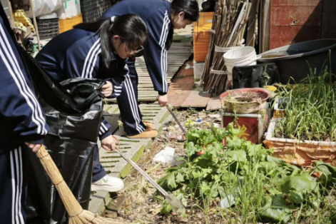 中方职中开展“爱路护路 我们在行动”学雷锋志愿服务活动
