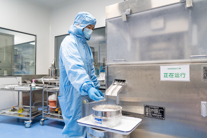 湖南化工职业技术学院GMP产学研一体化生产实训车间，学生正在进行药物压片工作.jpg