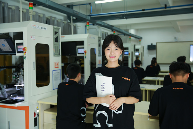 湖南工业职院师生在富纳产业学院上实训课 (2).JPG
