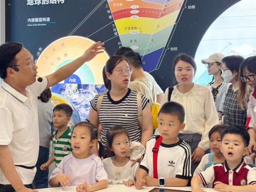 科普润心向自然，湘润幼儿园走进湖南工程职院地质科普教育展馆开启自然探索之旅