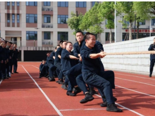 长沙航院定培学院举办“趣味动校园”主题拔河比赛