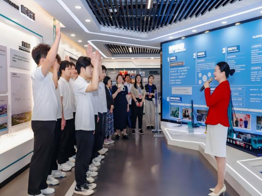 湖南机电职院教师宁瑶梦在“习近平总书记地方重大实践与重要论述进课程教材工作巡回指导活动湖南片区活动”中讲授思政课