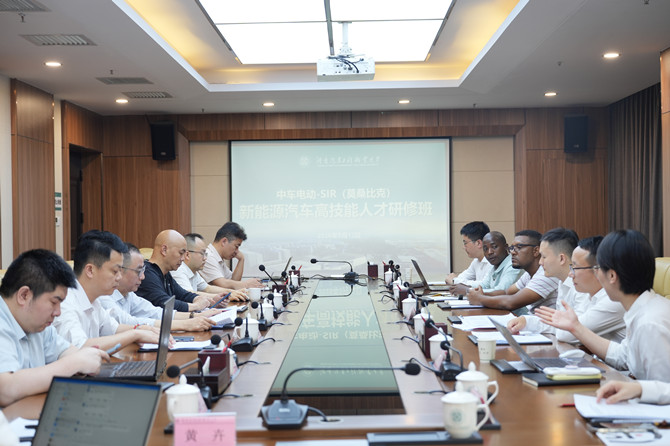 中非合作：中车电动-SIR（莫桑比克）新能源汽车高技能人才研修班在我校顺利开班.jpg