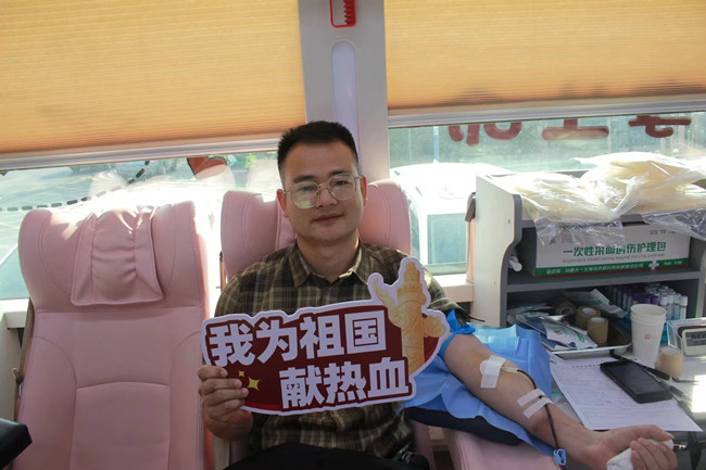 2.黄伦老师免费献血.JPG