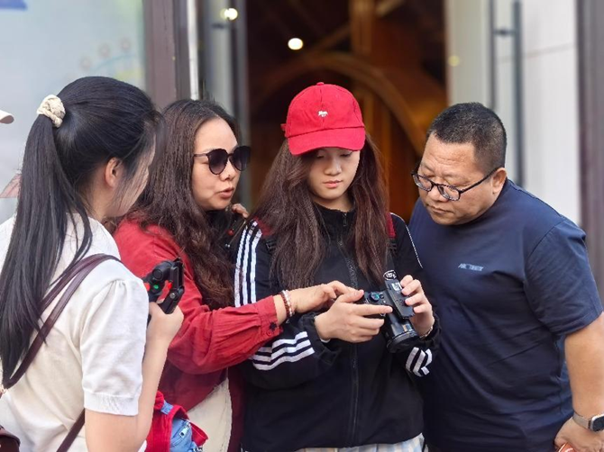 老师和摄影师现场指导学生拍摄1_副本.png