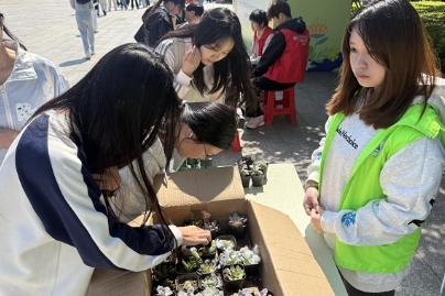 植绿践低碳 青春助双碳——湖南工程职院举办2026年“助力碳中和”绿植领养活动