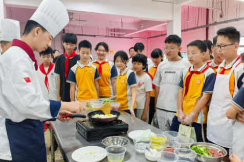 灶台变讲台，长沙高校学子携湘菜技艺走进小学劳育课堂