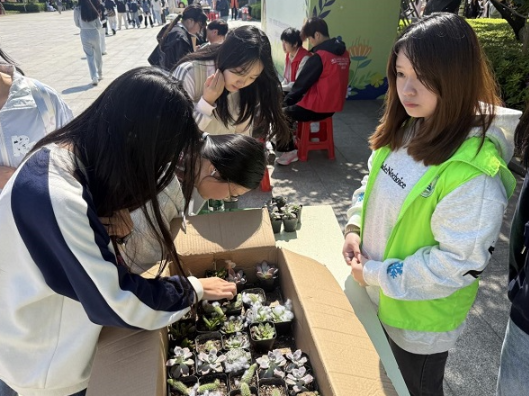 植绿践低碳 青春助双碳——湖南工程职院举办2026年“助力碳中和”绿植领养活动