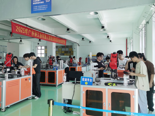 湖南汽车工程职业大学楚怡工匠班机器人工程专业学生赴企业开展生产实习