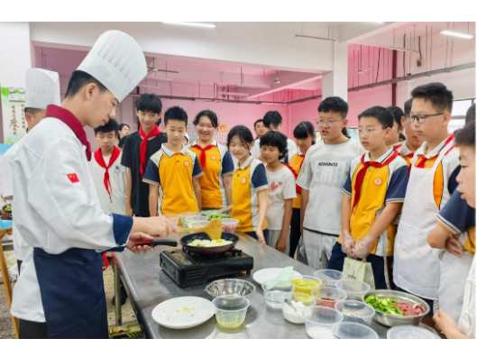 灶台变讲台，长沙高校学子携湘菜技艺走进小学劳育课堂