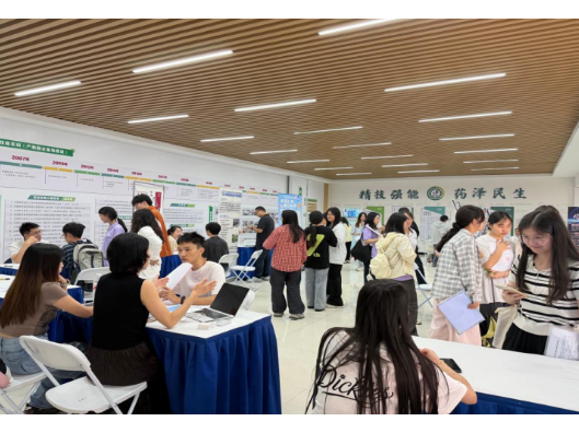 湖南化工职院举办2026届未就业重点群体毕业生专场招聘会