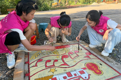 手绘井盖绘红韵，青春下乡助振兴  ——湖南工程职院三下乡实践团以美育文创点亮果园镇乡村街巷
