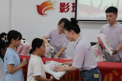 盲盒里的“情绪课”：长沙商贸旅游职院“桃子树洞”为乡村儿童解开心结